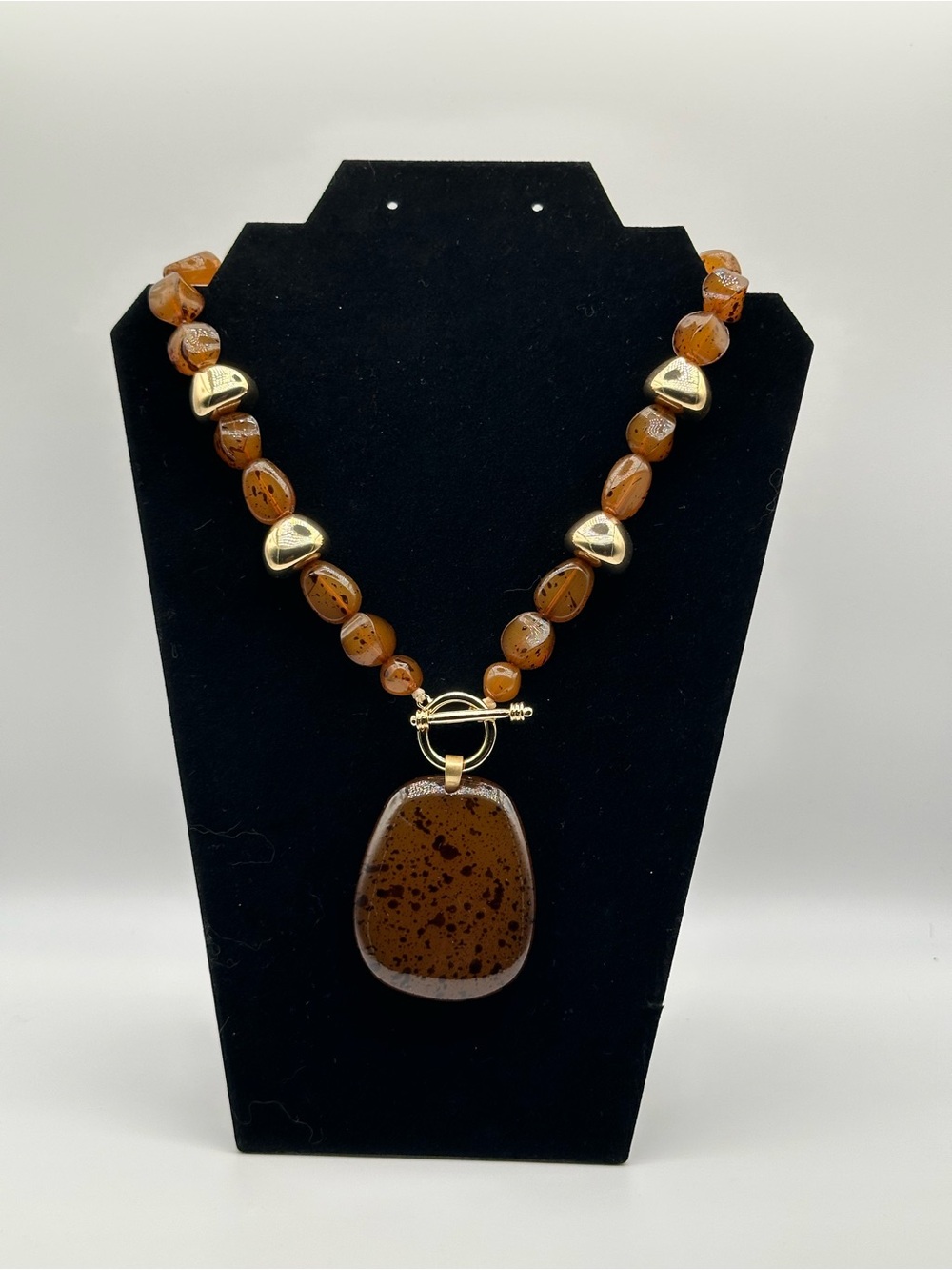 NWT Piper K Speckled Resin Toggle Statement Necklace Gold Accent Beads